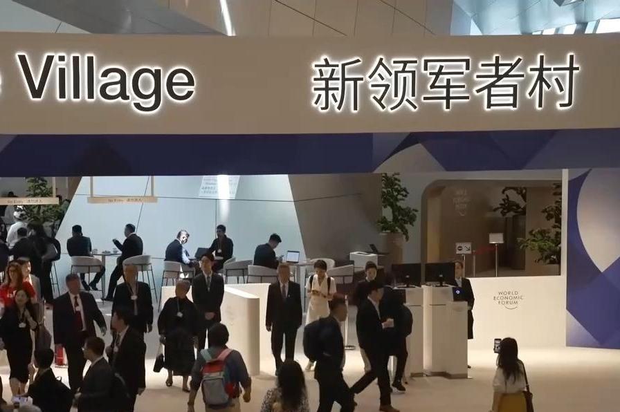 小伙捡到疑似手雷赶紧上交