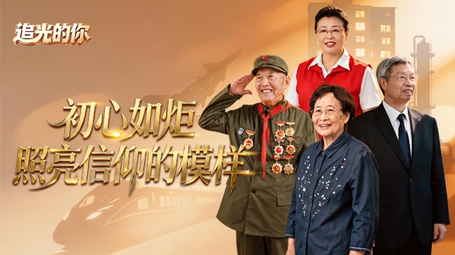 西安一轿车失控撞上公交站台