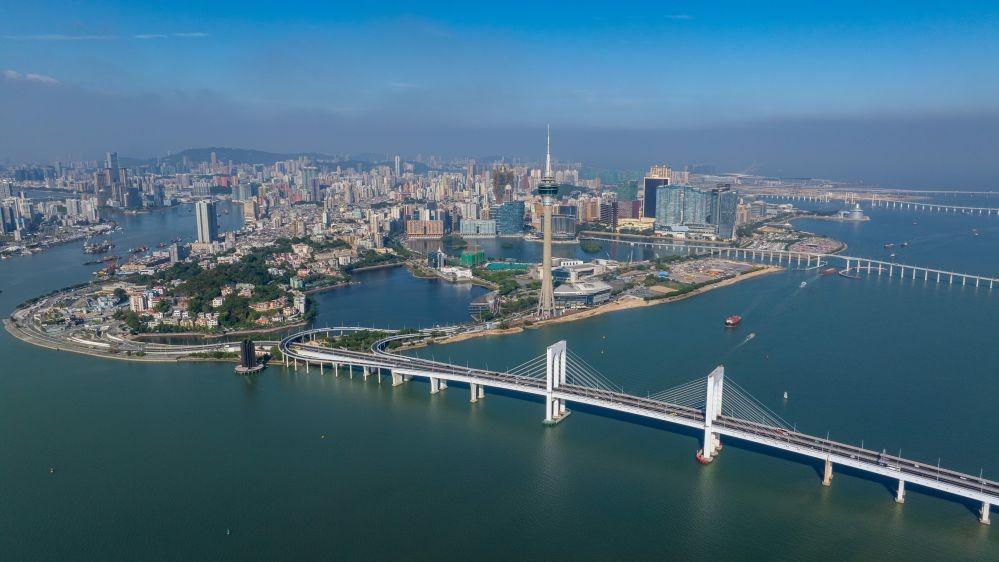 西安一轿车失控撞上公交站台